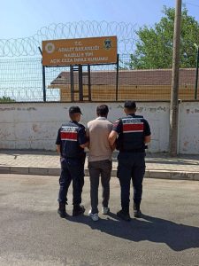 Jandarmadan kaçamadı: 2 ayrı suçtan 8 yıl hapisle aranıyordu.