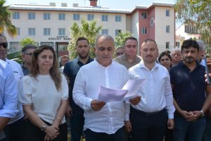 Nazilli AKP teşkilatı CHP’ye geçen Ali ÇETİNKAYA hakkında Cumhurbaşkanına hakaretten suç duyurusunda bulundu.