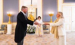 BÜYÜLEYİCİ BİR AN: LAHEY BÜYÜKELÇİMİZ FATMA CEREN YAZGAN HOLLANDA KRALI ÖNÜNDE GÖZ KAMAŞTIRDI.