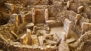 Göbeklitepe’de adak olarak yerleştirilmiş insan heykeli bulundu.