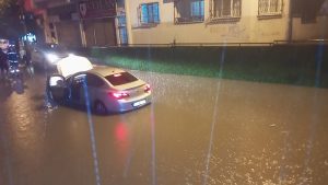 Nazilli’de sağanak yağış hayatı olumsuz etkiledi.