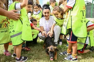 Çocuklar patili dostlarıyla buluştu.