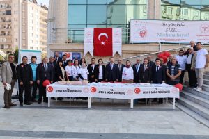 İl Sağlık Müdürlüğü’nce Camii avlusunda organ bağışı standı açıldı.